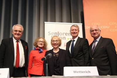 Die Gesprächsrunde zur Digitalisierung (von links: Rainer Wieland MdEP, Prof. Dr. mult. Jivka Ovtcharova, Susanne Wetterich (Moderatorin, Landesvorsitzende der Frauen Union), Ministerialdirigent Andreas Schütze, Pfarrer Johannes Bräuchle)