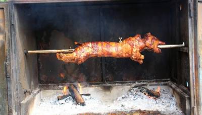 Spanferkel am Spieß